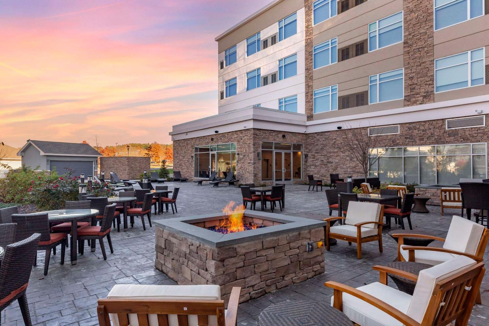 Cambria Hotel Manchester South Windsor Exterior foto